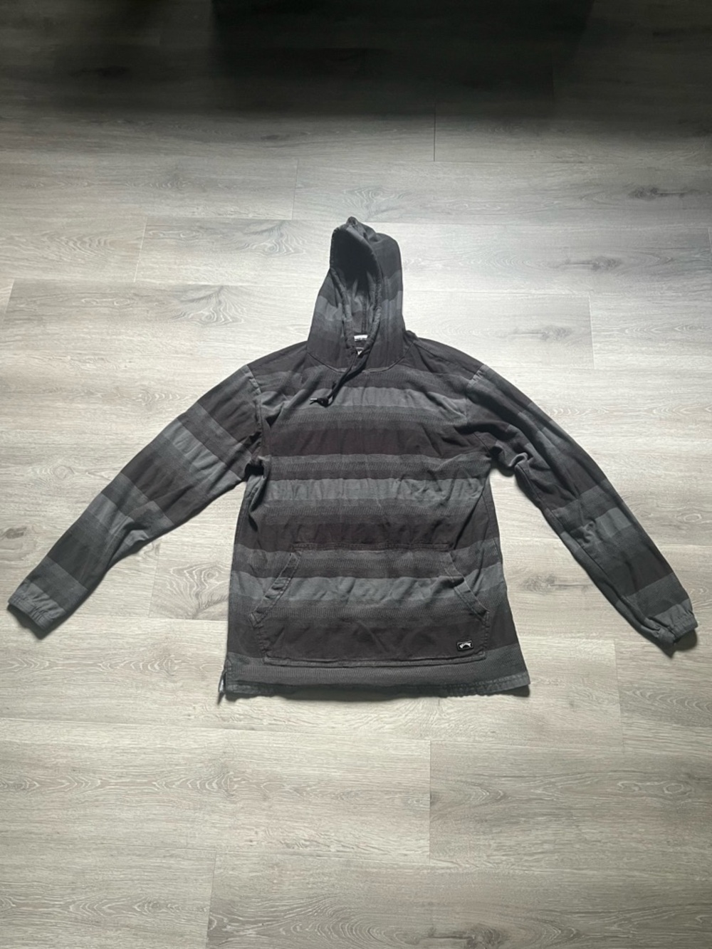 Billabong Men's Hooded Sweater in Dark Gray Stripes Size L.